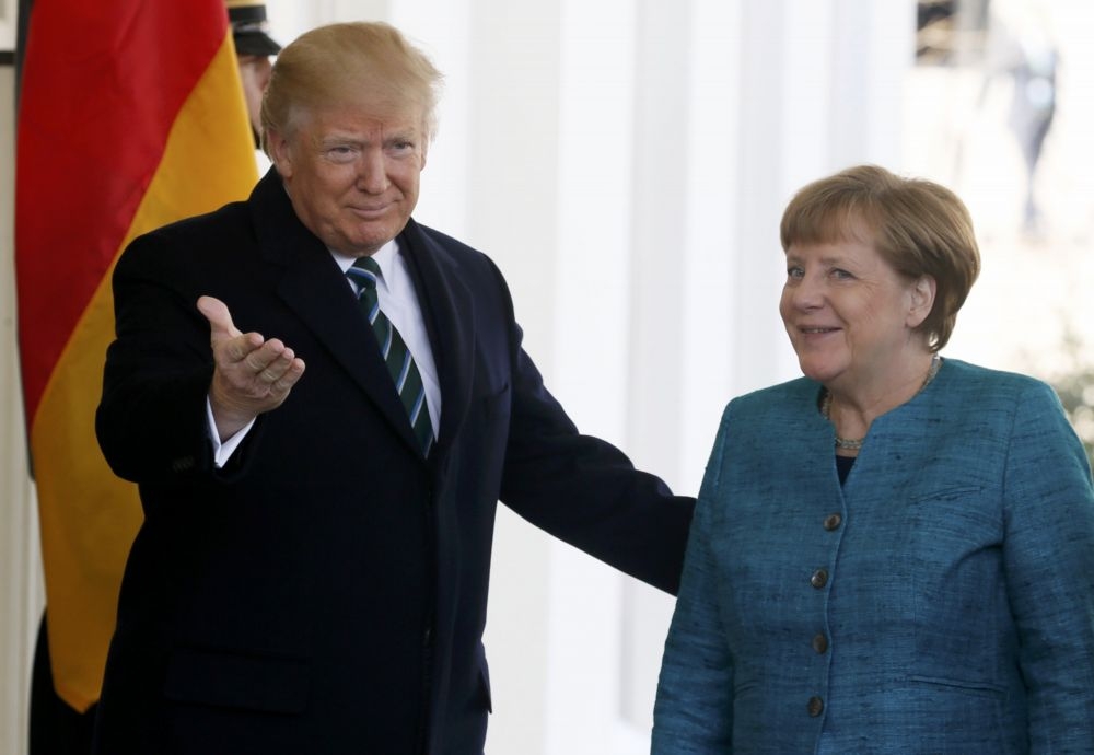 美國總統川普與德國總理梅克爾17日上午首次會晤。（湯森路透）