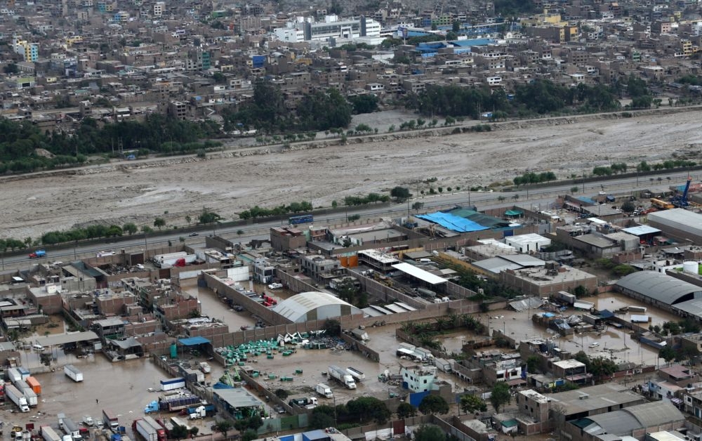 秘魯遇20年來最嚴重豪雨，各地發生嚴重災情，道路成了河流。（湯森路透）