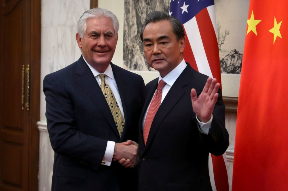 美國國務卿提勒森（左）18日下午與中國外交部部長王毅（右）會談。  （湯森路透）