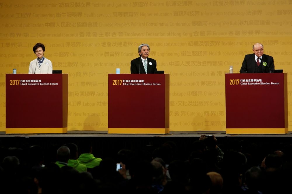 香港特首選舉候選人最後一場辯論19日晚間登場，林鄭月娥（左）遭到曾俊華（中）和胡國興（右）夾擊。  （湯森路透）
