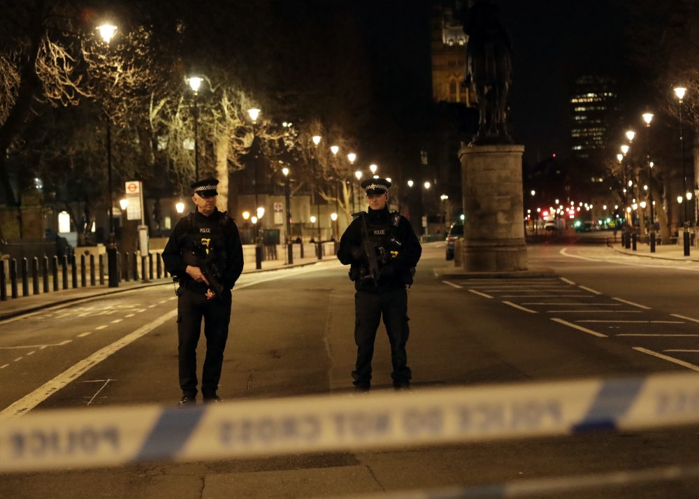 倫敦22日遭遇恐怖攻擊後，警方駐守街頭。（美聯社）