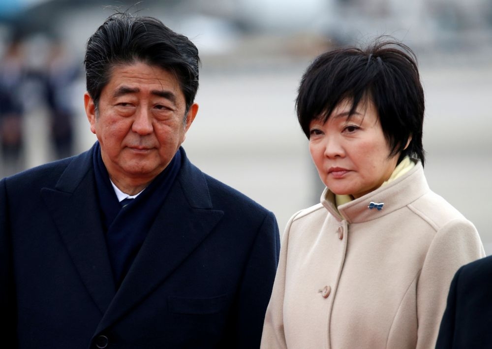 身陷政治風暴的日本首相安倍夫婦。（湯森路透）