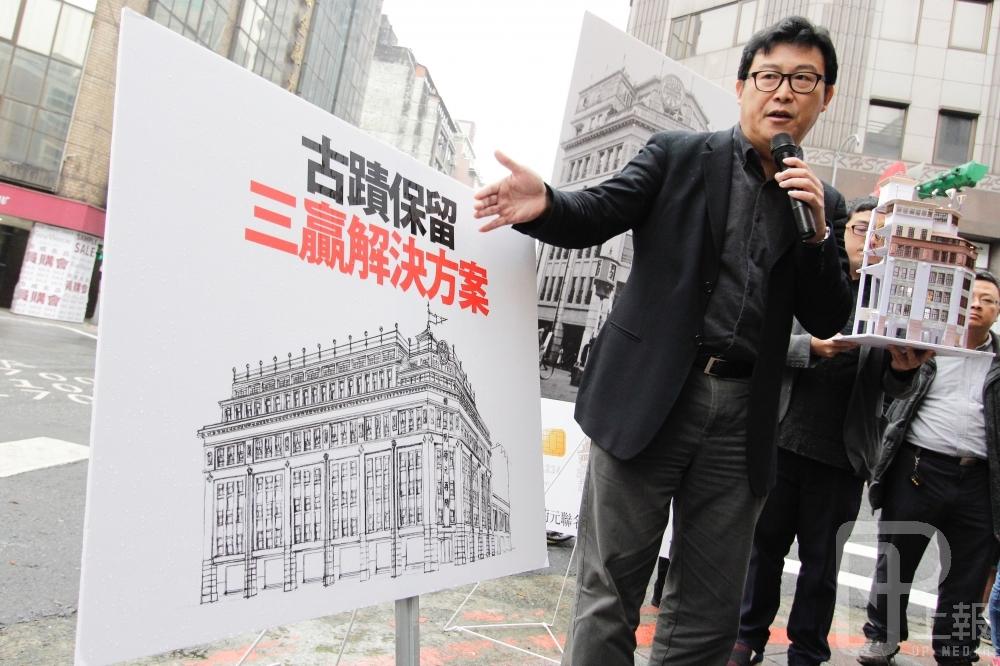 立委姚文智26日和地方文資團體舉行「菊元百貨是古蹟」記者會，要求台北市政府重新審議。（攝影：李隆揆）