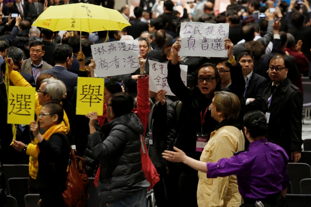 香港《蘋果》27日報導，香港新特首當選隔天，政府便開始清算2014年「雨傘運動」。（湯森路透）