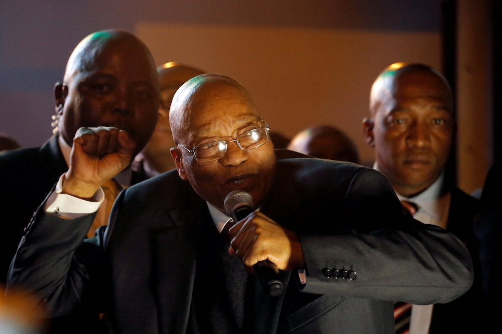 南非總統祖馬8日在得知自己躲過不信任投票後，現身與支持者慶祝。（湯森路透）