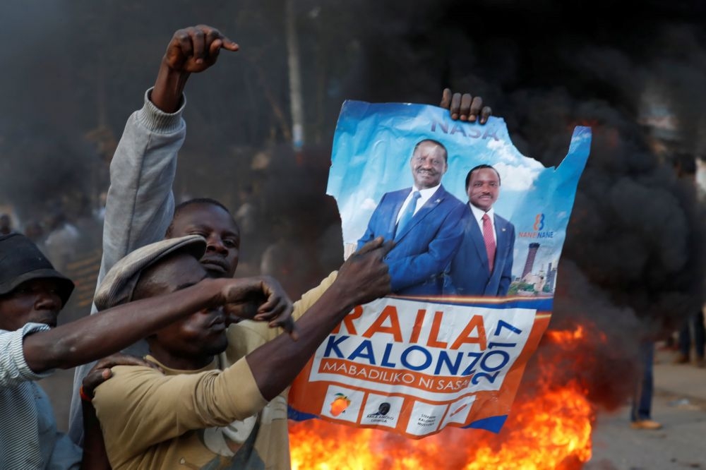 肯亞總統大選傳舞弊，反對派支持者上街抗議。（湯森路透）