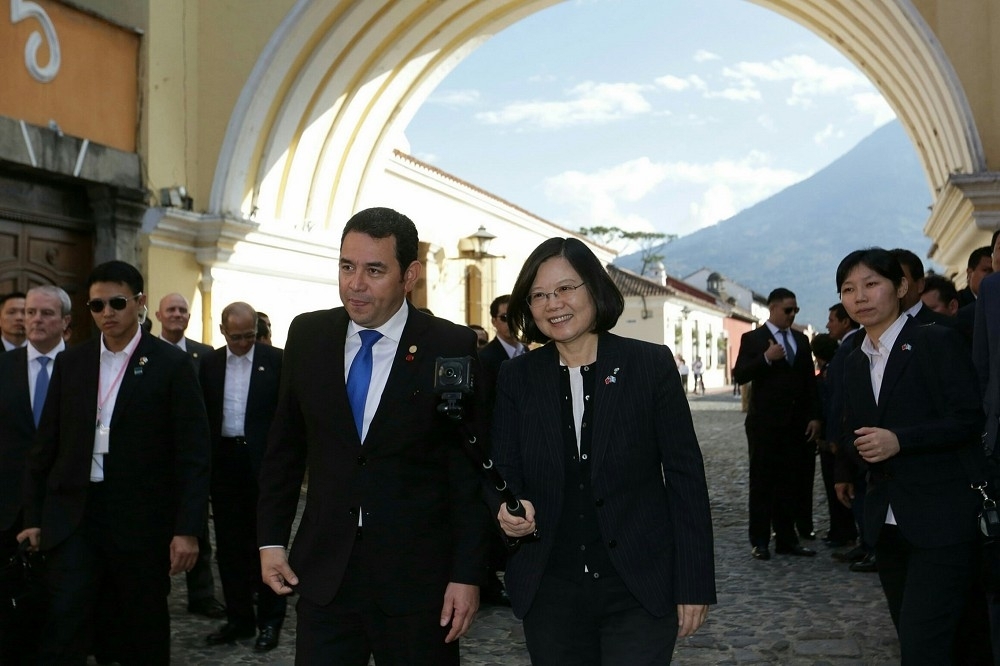蔡英文總統1月與瓜國總統莫拉雷斯伉儷一同參訪安地瓜古城。（總統府提供）