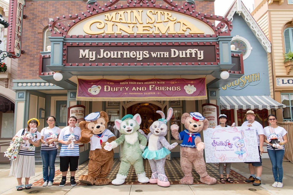 Duffy與好友粉絲代表送上特製卡片，並與多位迪士尼朋友，包括Duffy、ShellieMay和Gelatoni一起歡迎StellaLou（圖片：香港迪士尼）
