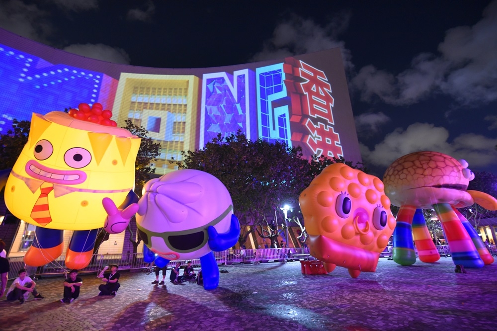 五彩繽紛的動畫角色，包括菠蘿包、雞蛋仔和點心等，會跳出銀幕，以LED塑像和巨型充氣公仔造型與觀眾互動。（圖片：香港旅遊發展局）
