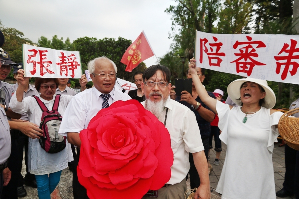 因不滿人民參審制度與陪審制度提案未受司改會議討論，台灣陪審團協會理事長張靜(中)，憤而退出總結會議。(攝影：曾原信)