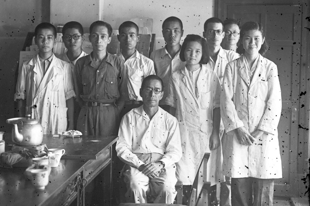 照片中間坐的是當年台北帝國大學製糖化學教室的濱口榮次郎教授；前排左2為當年的研究生謝伯東，後來成為台大農化系教授。（蕭一真提供）