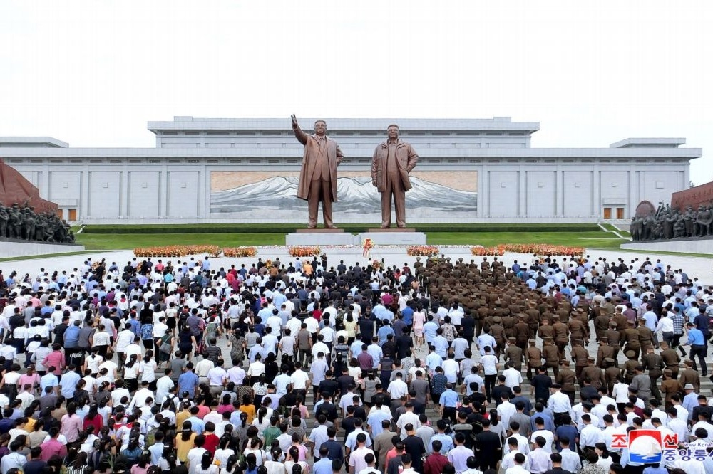 北韓前領導人金日成和金正日。（美聯社）