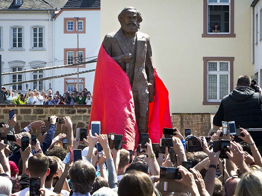 共產主義啟蒙者馬克思（Karl Marx）200歲冥誕，出生地德國特里爾（Trier）5日揭幕一尊由中國藝術家吳為山雕塑的馬克思銅像。（美聯社）
