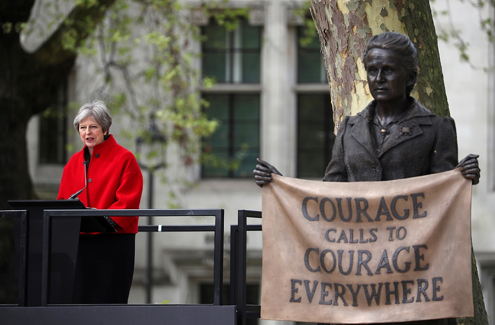 英國首相梅伊24日在英國國會大樓廣場為費塞特銅像揭幕。（湯森路透）