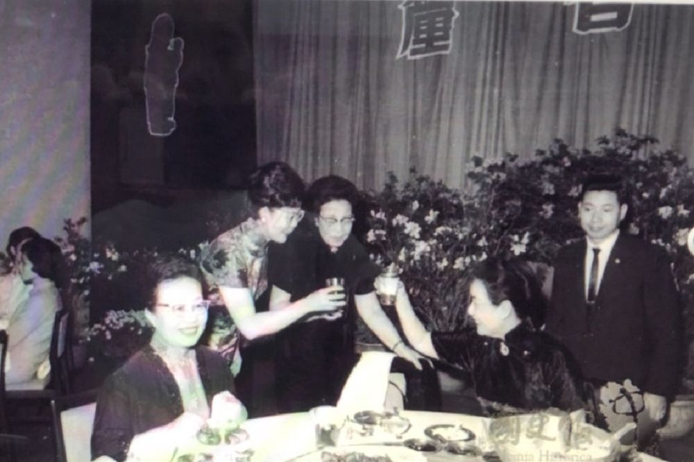 1967年2月20日，蔣宋美齡春節宴請婦女運動工作的同志，因桌上有菸灰缸，被認為對總統夫人形象「不雅」，此照片當年被國史館禁止公開。（翻攝自國史館檔案史料文物查詢系統）