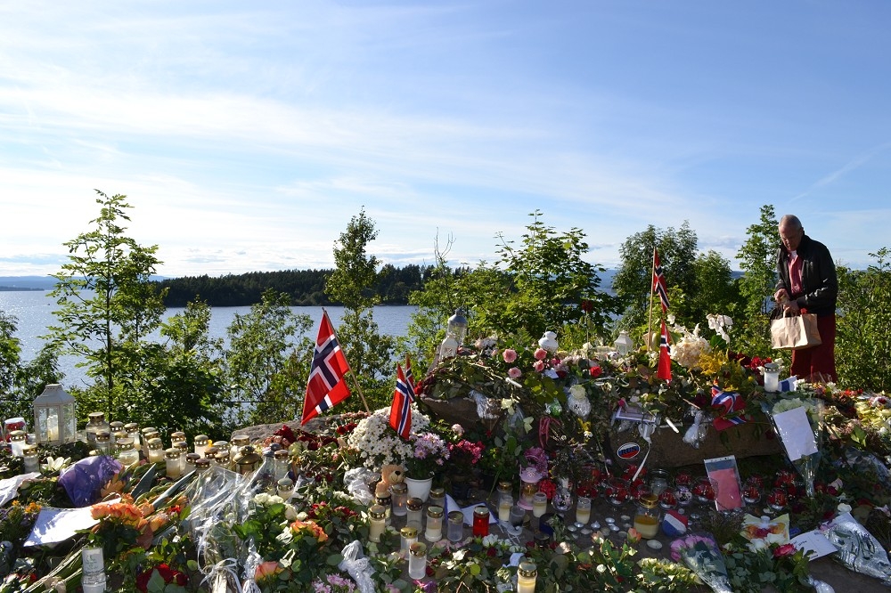 挪威民眾在發生722屠殺事件的烏托島對岸致上鮮花，以為悼念亡者。（攝影：李濠仲）