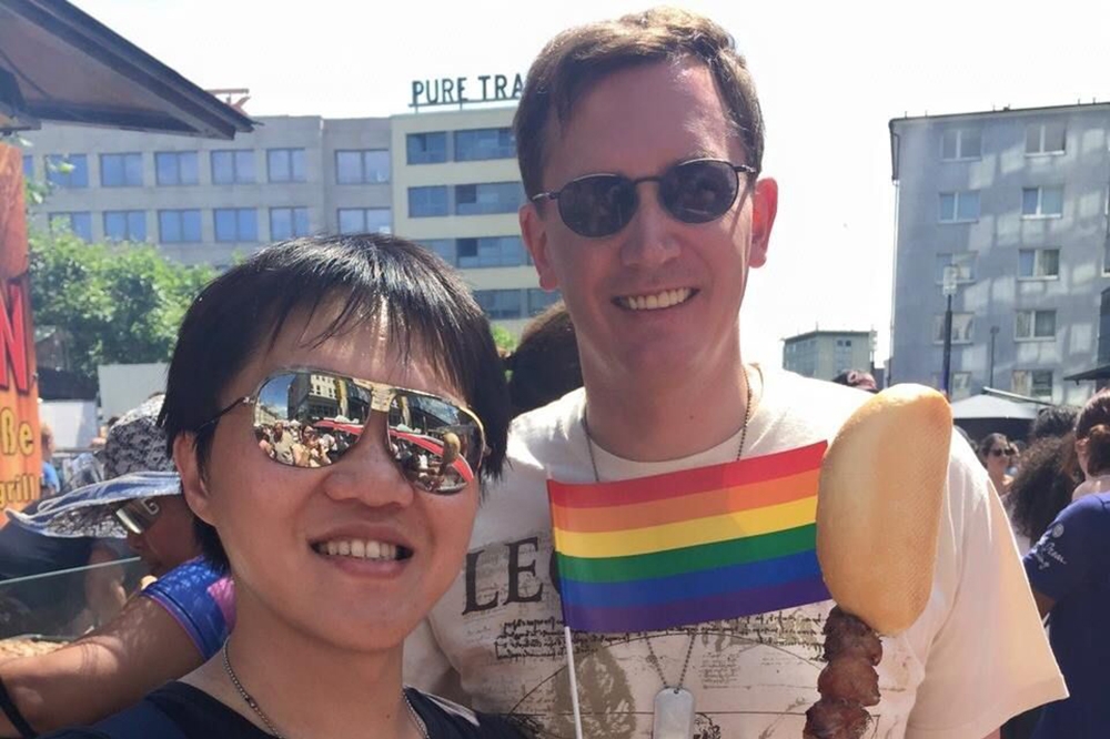 2015年7月，張權（左）與丈夫亞歷山大參加法蘭克福同志遊行（CSD Frankfurt）。（張權提供）