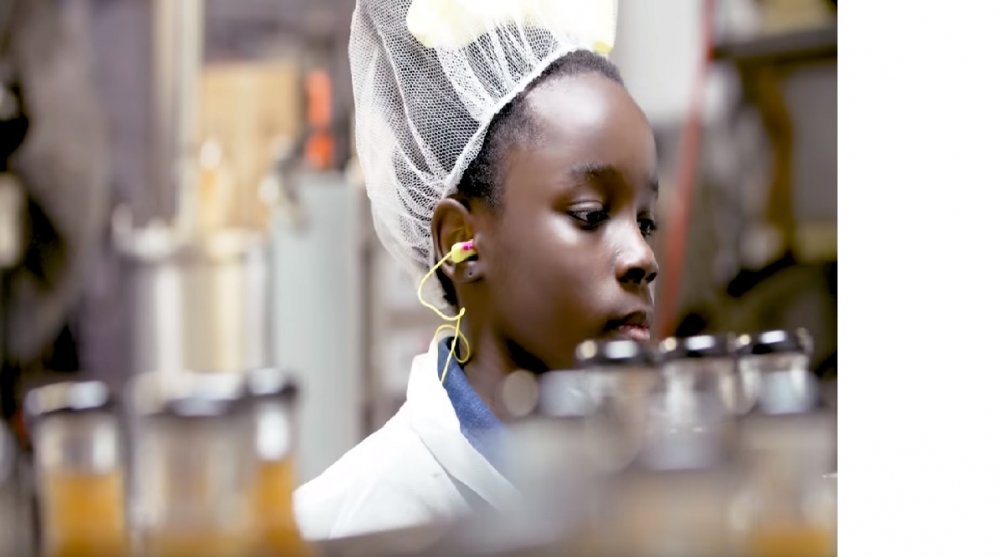 年僅13歲的女孩烏梅爾（Mikaila Ulmer），創造出每年銷售36萬瓶檸檬水的商業奇蹟。（翻攝自Youtube）