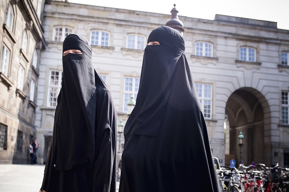 丹麥國會31日通過法律，禁止穿著「遮臉」面紗，穆斯林女性的全身罩袍「布卡」（burqa）也遭禁止。（美聯社）