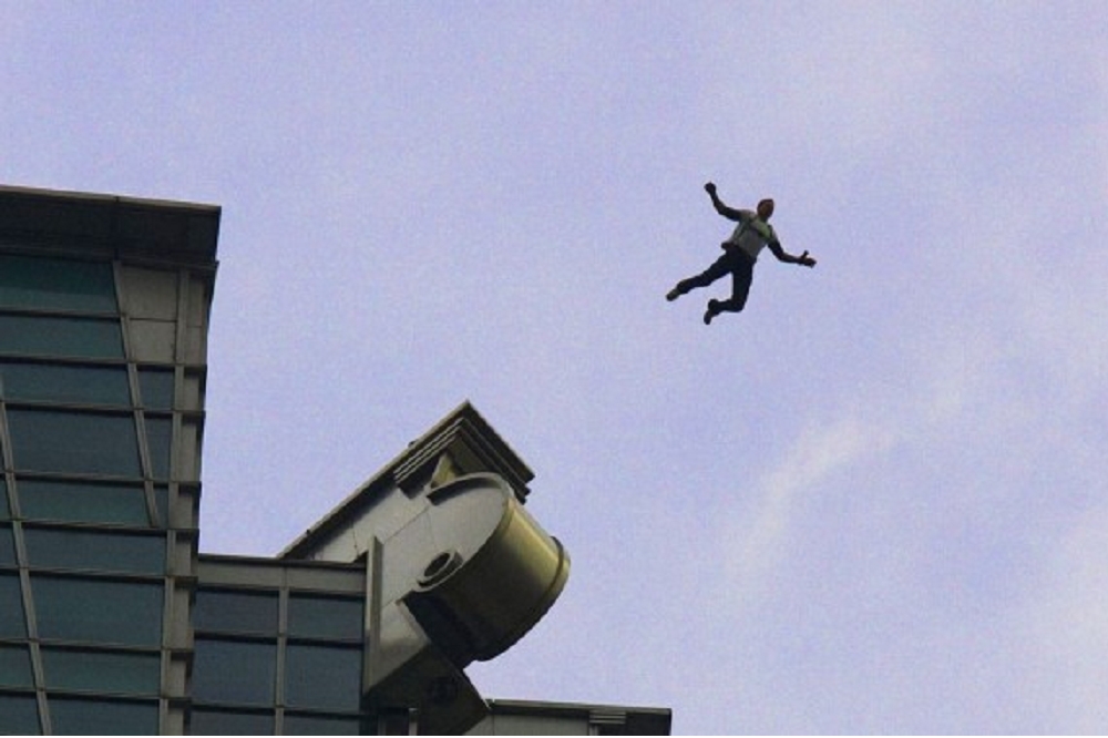 2名男大生在7月31日晚間「仿效蜘蛛人」從101大樓垂降。圖為奧地利跳傘家菲利克斯·保加拿2007年時冒險從101一躍而下。（美聯社）