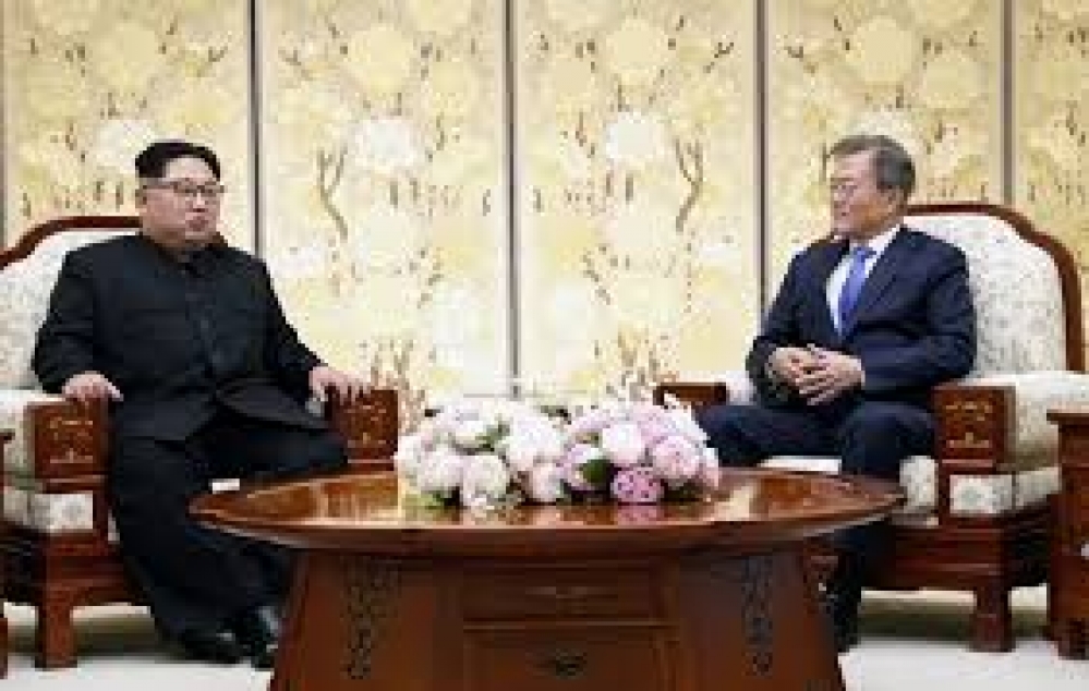 北韓領導人金正恩、南韓總統文在寅（右）。(美聯社)