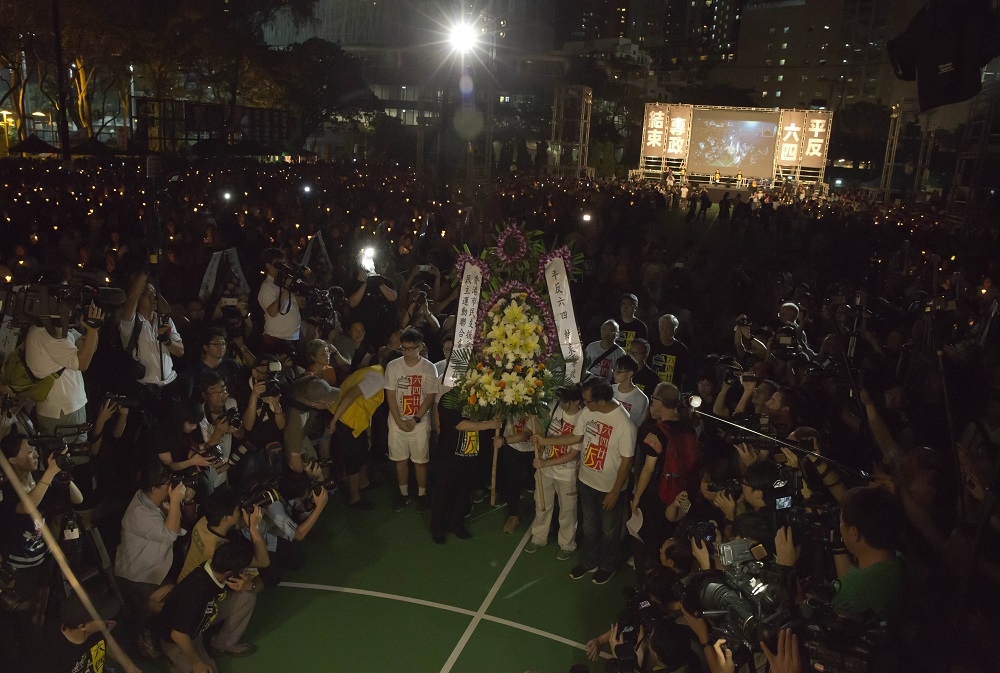 數萬人4日於香港參加六四燭光晚會。（美聯社）