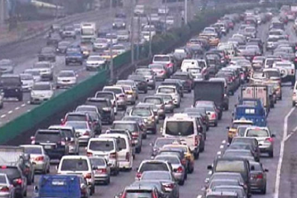 高工局表示，28日會有大量出遊的車潮，提醒用路人多注意路況。（圖片擷取自TVBS）