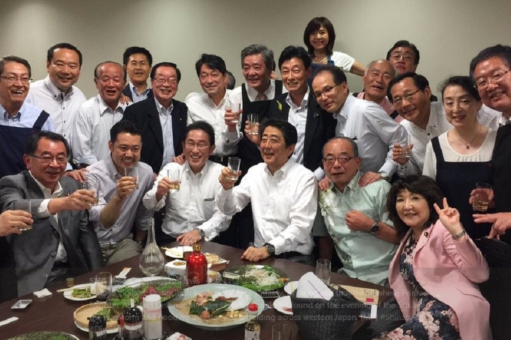 安倍晉三被爆出在西日本下暴雨時與黨內議員飲酒作樂。（圖片取自推特）