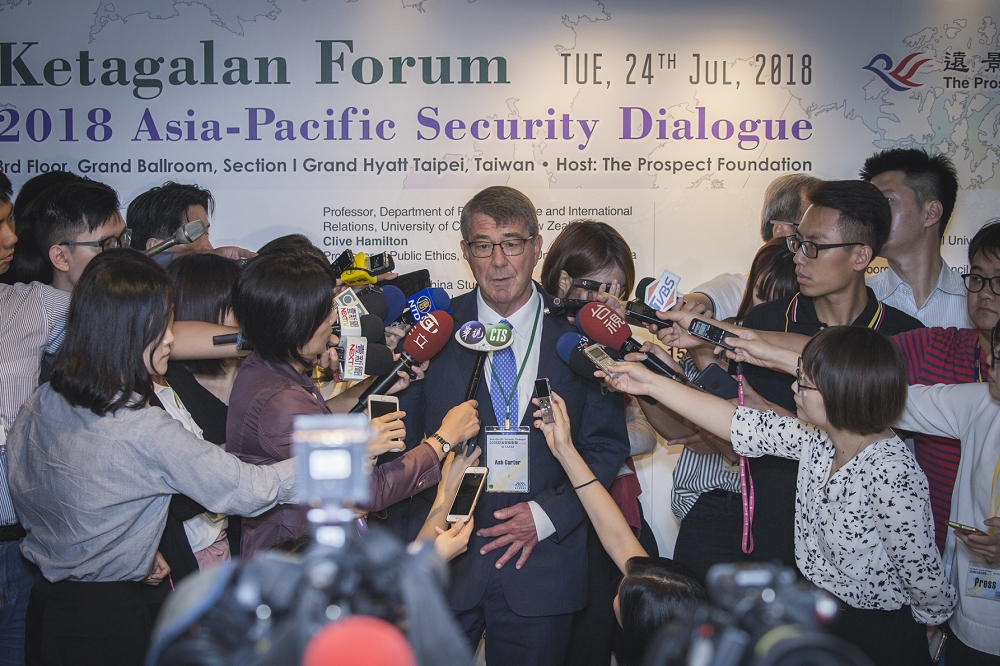 美國前國防部長卡特24日應邀訪台，參加「凱達格蘭論壇：2018亞太安全對話」。（總統府提供）