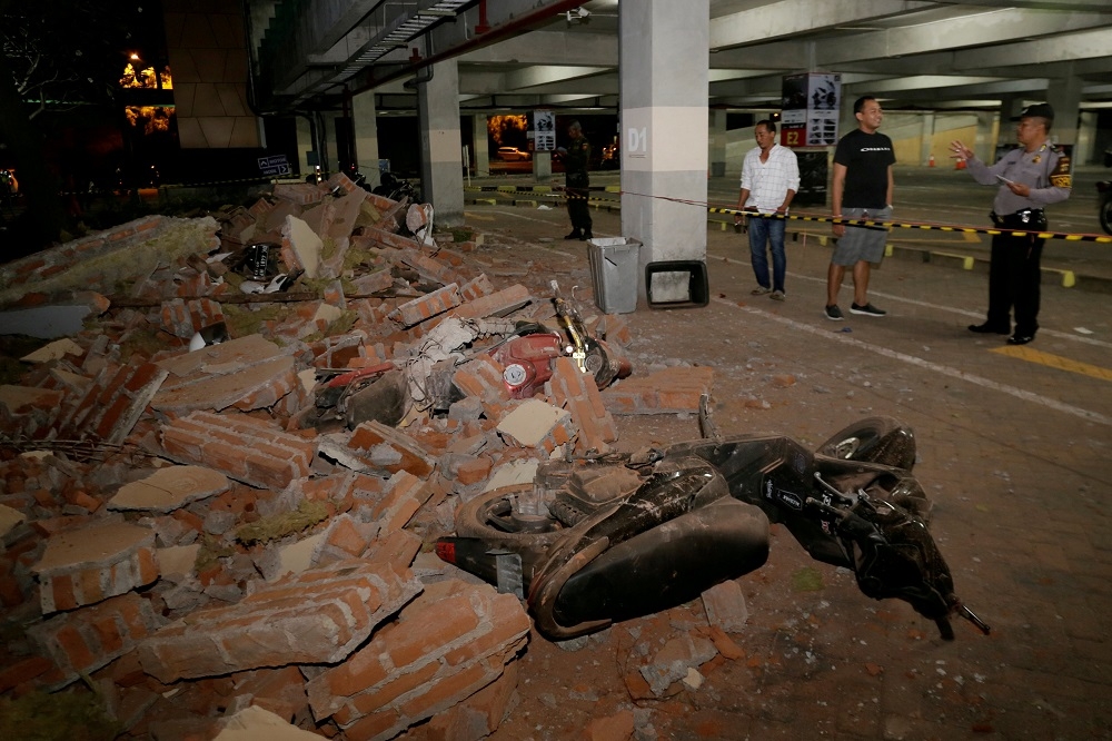 印尼龍目島發生規模7強震，死亡人數攀升至82人。（湯森路透）