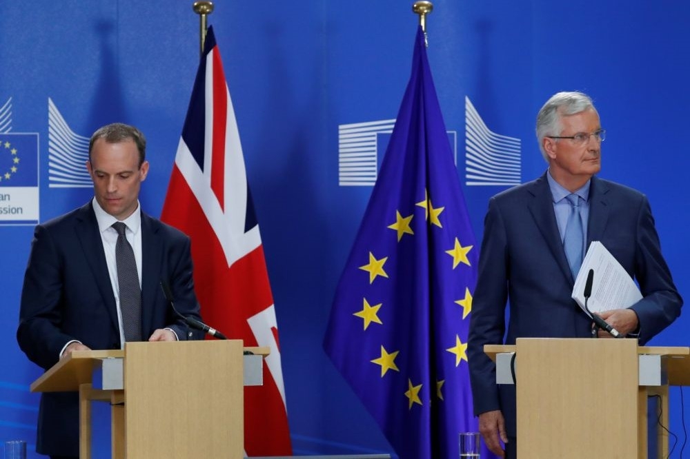 英國新任脫歐大臣拉布與歐盟主協商者巴尼耶（右）7月26日出席記者會。（湯森路透）
