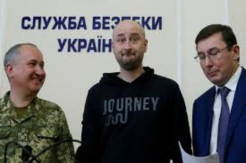 巴欽科（中）配合烏克蘭當局演出遭暗殺情節，意圖找出真正可能想暗殺他的人。（湯森路透）