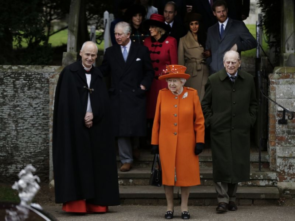 菲利普親王（圖右）現年96歲，為英國女王伊麗莎白二世的丈夫，兩人在結束傳統的聖誕節禮拜後準備離開。（美聯社）