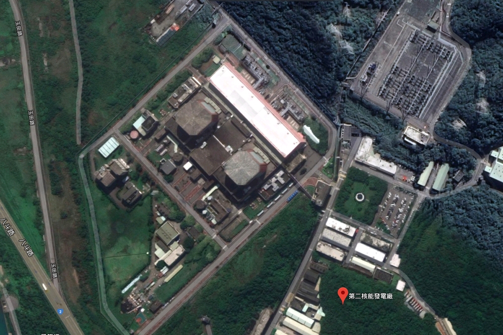 核二廠住於大屯活火山下，居山腳活動斷層之上，運轉35年來大小事故、違規頻頻，2年前停機迄今未運轉，現在冒然重啟，核災可待。（圖片取自Google Map）