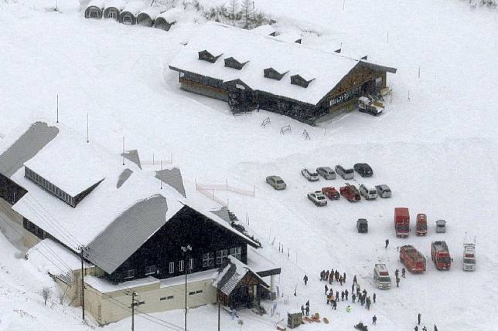 日本草津白根山23日火山爆發（右上方），波及到附近的滑雪場，目前受困的台灣遊客已全數救出。（美聯社）