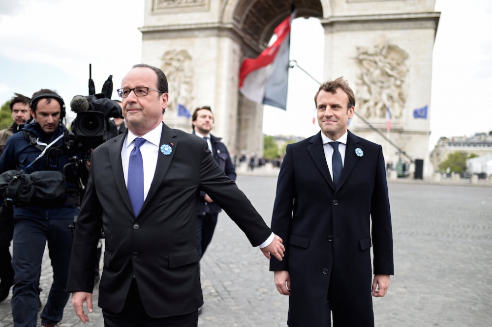 39歲的馬卡洪（右）7日贏得法國總統大選，將從現任總統奧朗德（左）手中接下領導法國的艱鉅任務。（湯森路透）