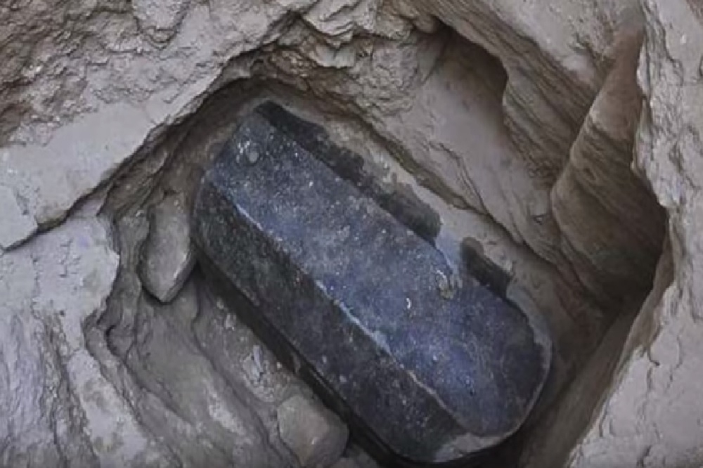 考古學家在埃及港口城市亞歷山大（Alexandria），發現高長約為2x3公尺的巨型黑色花崗岩棺木。（翻攝自Youtube）