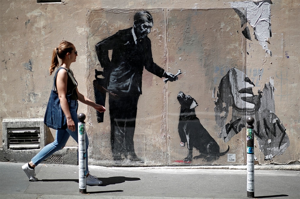 班克西的塗鴉作品近期大量出現於巴黎街頭。（湯森路透）