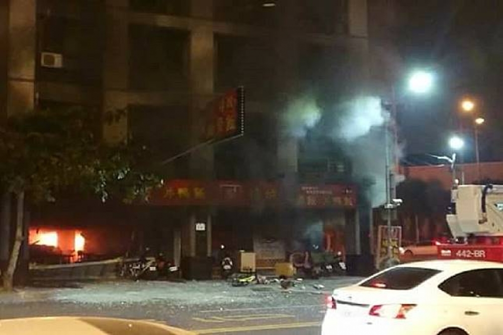 高雄便當店1日傍晚發生氣爆意外，共有19人受傷，其中3人重傷嚴重。 （圖片取自爆料公社臉書）
