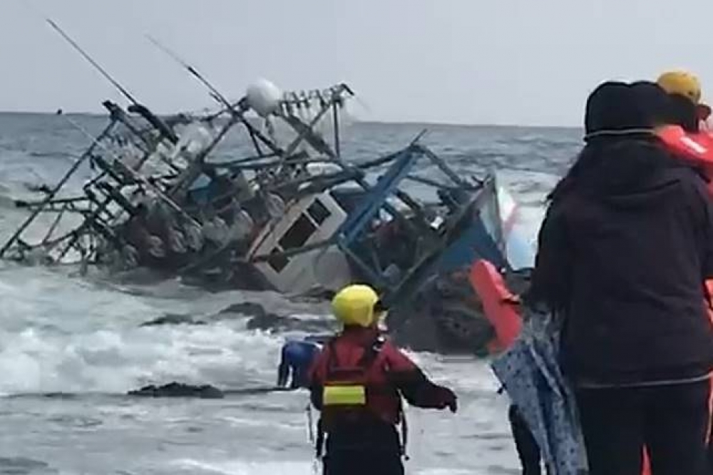 貢寮2日上午發生漁船觸礁，目前船上7名船員皆平安獲救。（圖片取自新北消防局影片）