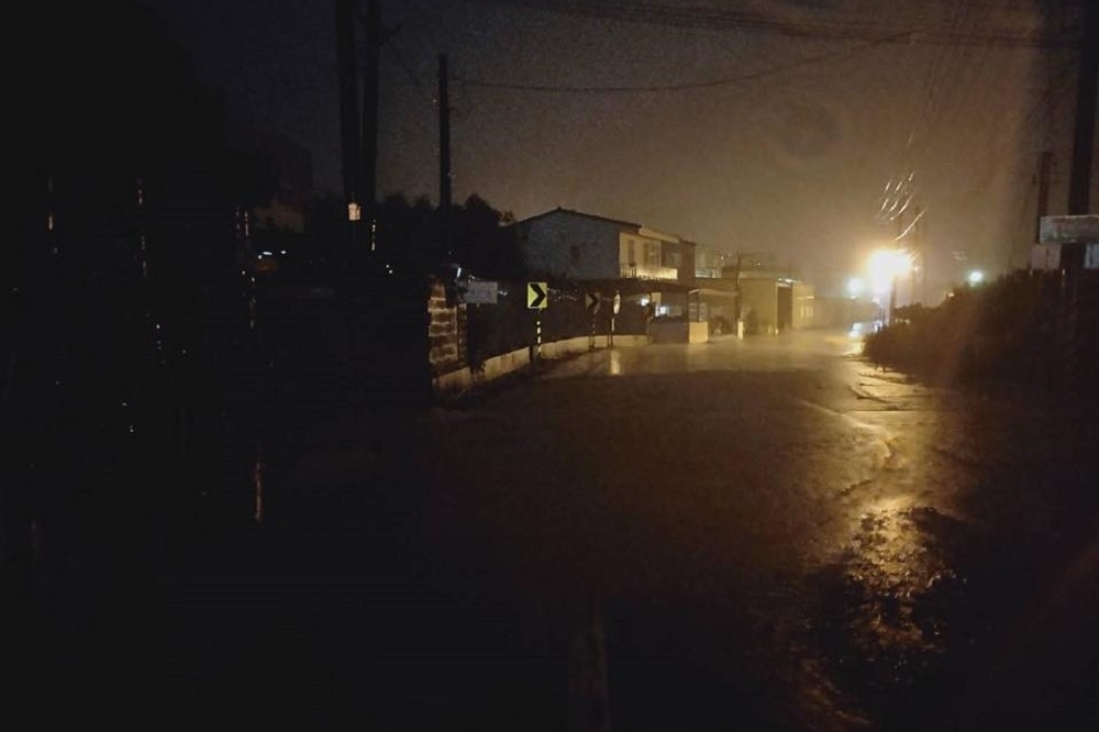 19日晚間突降雷雨，造成高雄市大社區一帶變壓器遭雷擊損壞，導致區域大停電，陷入一片黑暗。（取自高市議員邱俊憲臉書）