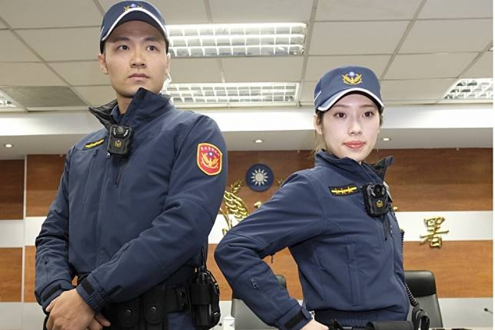 警政署2日公布新式警察制服票選結果，試穿人員著新制服展示及解說。（攝影：林家賢）