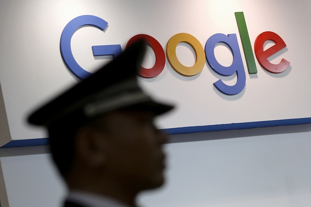 地點是上海，一名警衛人員經過了 Google 的 logo。（湯森路透）