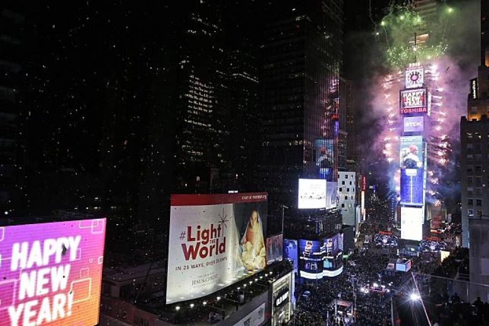 紐約時代廣場湧入百萬民眾一起在最冷跨年夜慶祝。（美聯社）