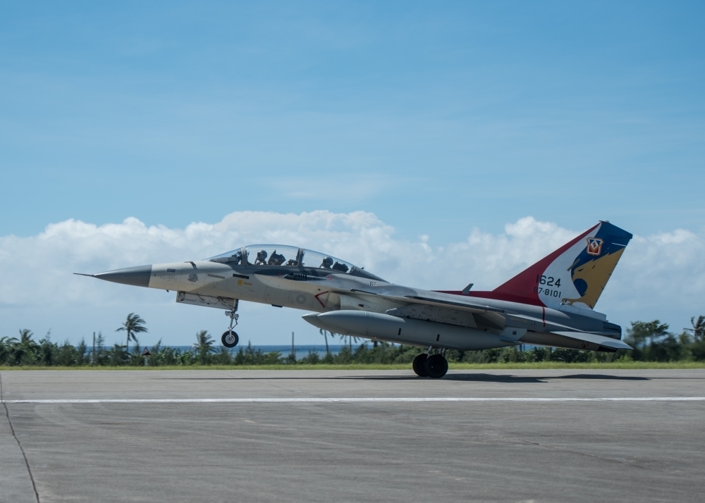 空軍台南基地一架IDF經國號戰機21日，降落台南空軍基地時，防滑煞車失效，左主輪爆胎。僅示意圖非出事飛機。（資料照片／李昆翰攝）