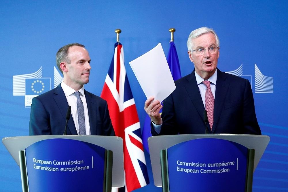 英國脫歐大臣拉布（左）與歐盟主協商者巴尼耶（右）19日於布魯塞爾。（湯森路透）