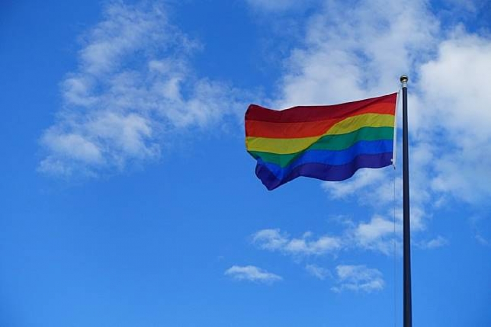 《法新社》30日報導，馬來西亞政府計畫針對跨性別女性，辦理轉換治療課程，引發該國跨性別（LGBT）行動主義者的擔憂。圖為LGBT彩虹旗（Pixabay）