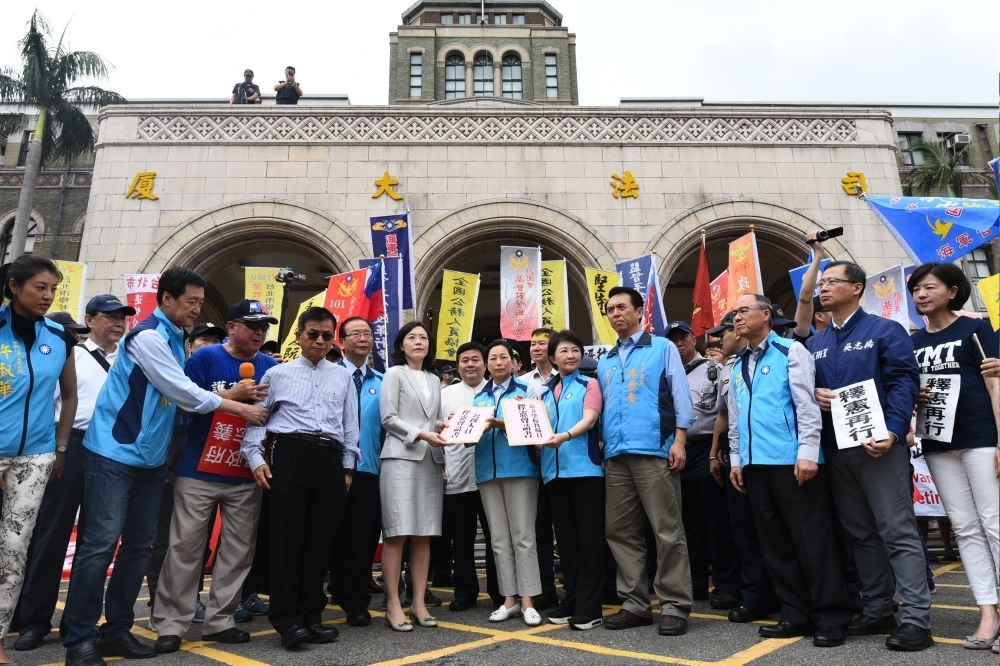 反年改4位民眾因先前都沒有提起相關訴訟，就向司法院大法官聲請釋憲，由於並未符合聲請釋憲要件，大法官13日決議不受理這4人案件。圖為國民黨立委針對軍公教申請釋憲記者會。(攝影：李昆翰)