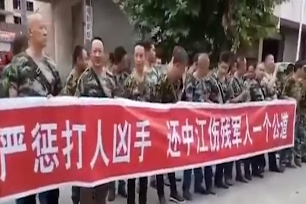 23日下午全國千名老兵聚集鎮江市政府。（截圖自youtube）