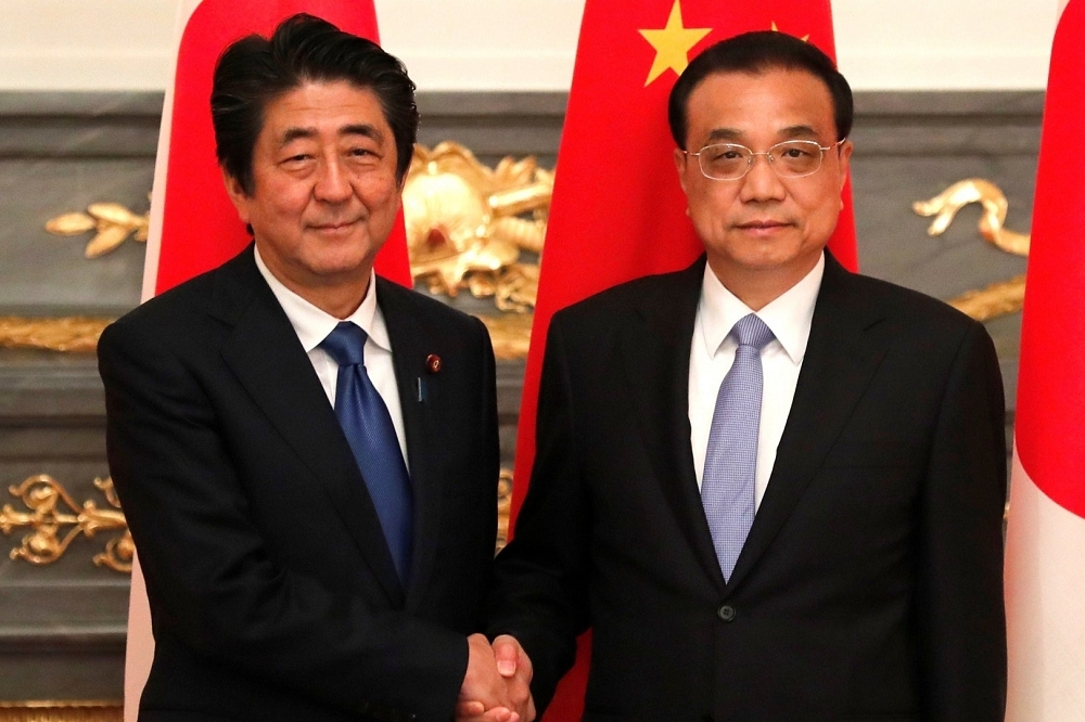 中國國務院總理李克強訪問日本，於5月9日與安倍晉三舉行會談，以「雨過天晴」形容中日關係。（湯森路透）